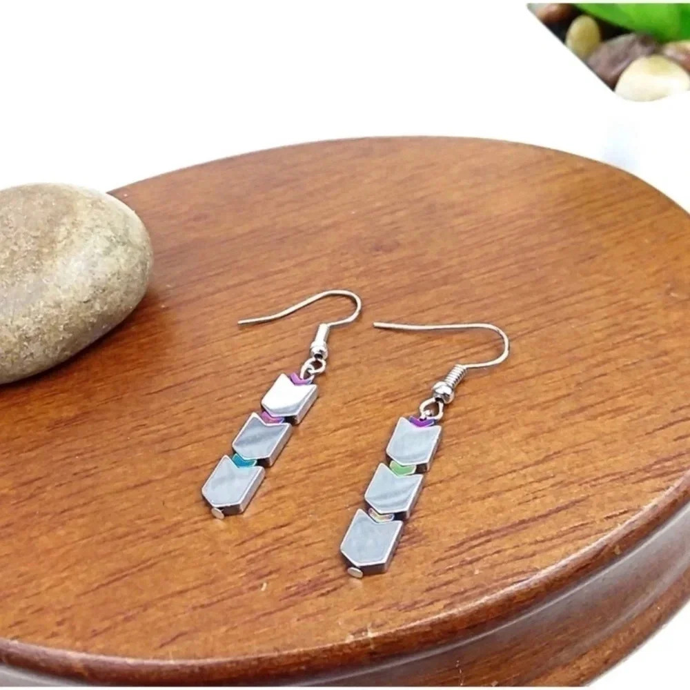 1 Left Chevron Hematite Bead Silver Tone Earrings 10$